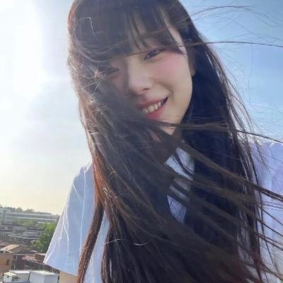 与一位女士合影